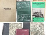 plusieurs livres posés ensemble sur une table