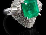 une bague en émeraude et diamant