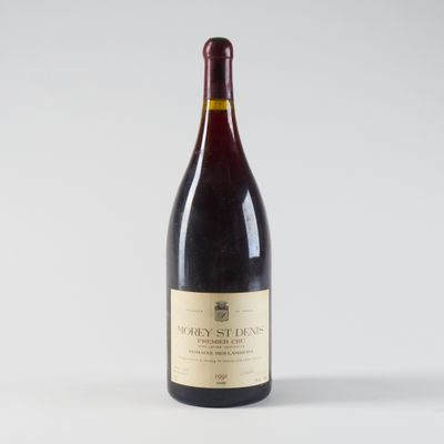 une bouteille de vin posée sur une table