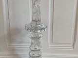 un vase en verre posé sur un parquet