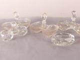 un grand nombre d'objets en verre posés sur une table