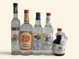 de nombreux types de bouteilles d'alcool sur la table