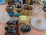 une table sur laquelle se trouvent de nombreux objets en verre
