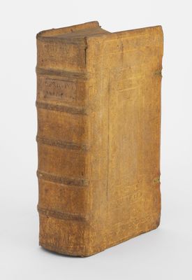un vieux livre posé sur une surface blanche