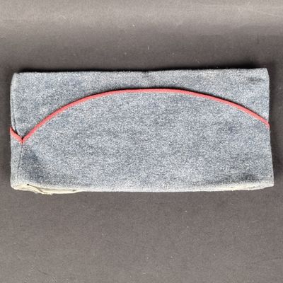 un gros plan sur un sac gris muni d'un cordon rouge
