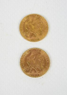 deux pièces d'or posées côte à côte sur une surface blanche
