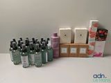 plusieurs flacons de vernis à ongles et une boîte de vernis à ongles