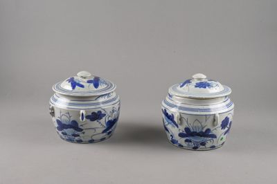 Paire de pots couverts en grès émaillé à décor bleu de fleur…