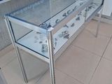une vitrine en verre sur laquelle sont disposés de nombreux objets en argent