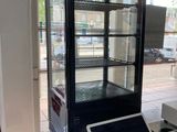un ordinateur portable posé sur une table devant une vitrine