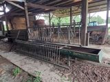 une grange avec beaucoup de foin par terre