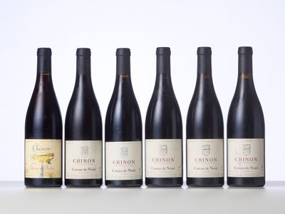 six bouteilles de vin rouge alignées