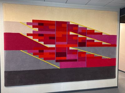 une grande œuvre d'art accrochée au mur d'une pièce