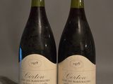 deux bouteilles de vin rouge posées l'une à côté de l'autre sur une table