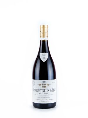 gros plan d'une bouteille de vin sur fond blanc
