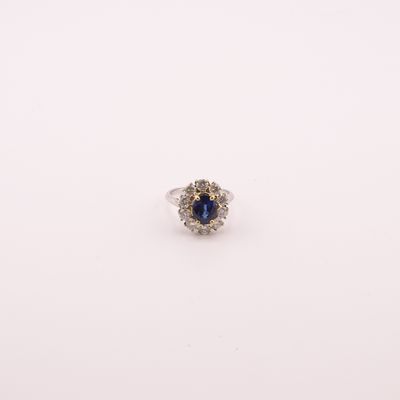 bague en saphir bleu et diamant sur fond blanc