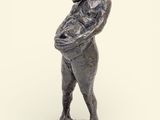 statue représentant un homme tenant un bébé dans ses bras