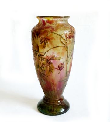 un vase avec un motif floral sur fond blanc