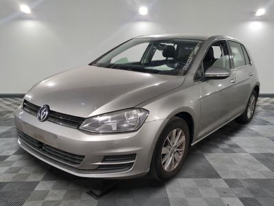 La Volkswagen Golf est garée dans une salle blanche dont le sol est en damier.