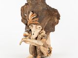 une image représentant une sculpture d'une femme avec un oiseau sur la tête