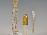 trois objets en verre placés les uns à côté des autres