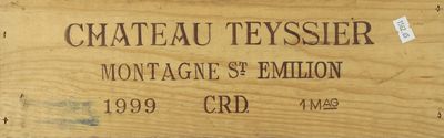 une boîte en bois sur laquelle est apposée une étiquette portant l'inscription « Château Tysierr »