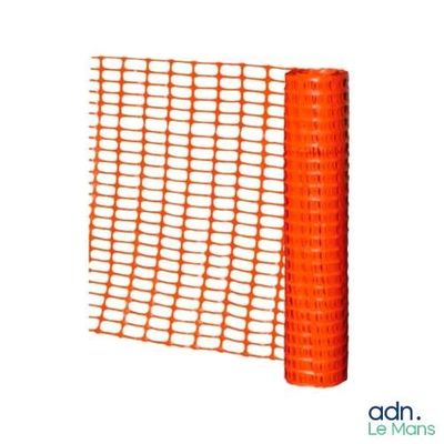 une image montrant un gros plan d'une clôture en plastique orange