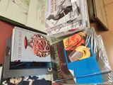 un grand nombre de livres posés sur une table
