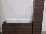 paire de vitrines modernes en noyer et en verre