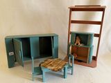 deux poupées assises sur une chaise et un bureau