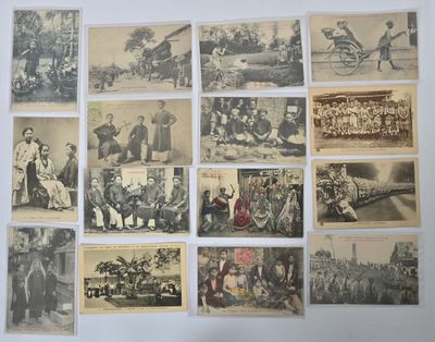de nombreuses vieilles photos d'hommes et de femmes accrochées au mur