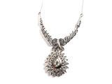 collier plaqué argent avec un pendentif en forme de larme sur une chaîne