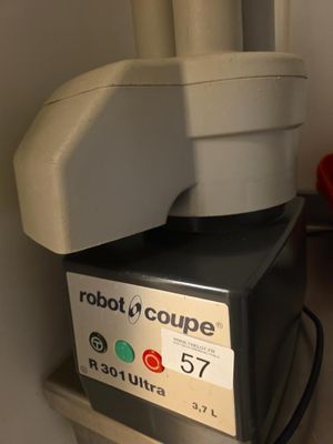 un robot posé sur un plan de travail, à côté d'un micro-ondes