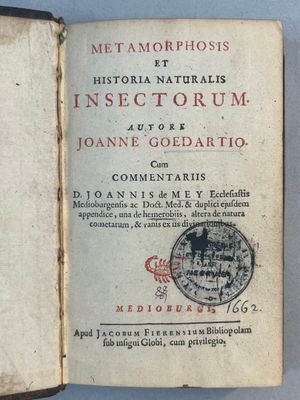 un livre sur lequel figure l'image d'un cheval