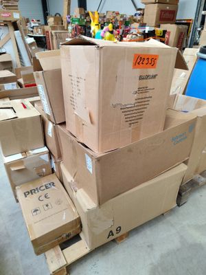 de nombreux cartons empilés les uns sur les autres dans un entrepôt