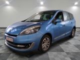 une photo d'une voiture bleue garée dans un garage