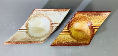 deux œuvres d'art posées sur une table