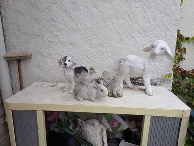 trois petites statues de chiens posées sur une table