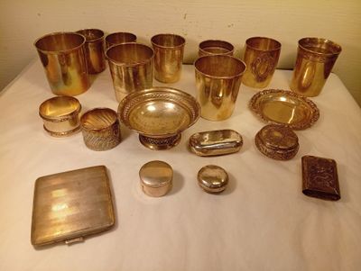 plusieurs types d'argenterie sur une table