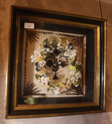 Couronne souvenir (Rose Austry) sur fond de tableau en cheve… - Photo 1