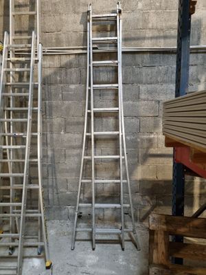 de nombreuses échelles appuyées contre un mur