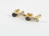 paire de boucles d'oreilles à clous en saphir et diamants, en or jaune