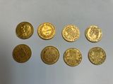 gros plan d'un paquet de pièces de monnaie posé sur une table