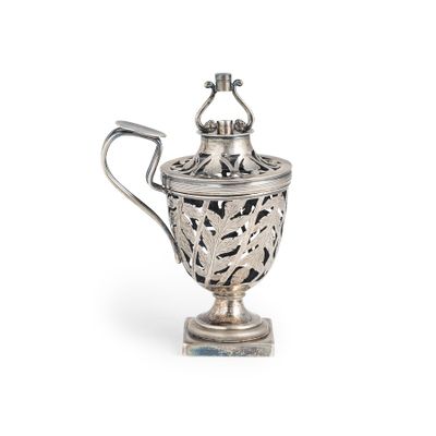 une théière ancienne en argent avec une anse, sur fond blanc