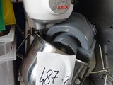 une étagère en métal sur laquelle se trouvent un mixeur et des tasses
