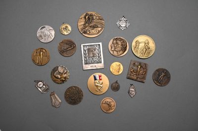 a lot of coins that are on the table
