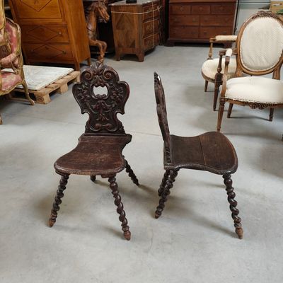 two chairs that are sitting next to each other in a room