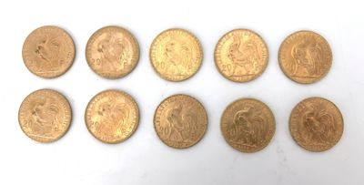 six types différents de pièces d'or sur une surface blanche