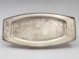 une assiette ancienne en argent, ornée d'un motif décoratif sur le bord