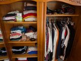 une armoire remplie de vêtements